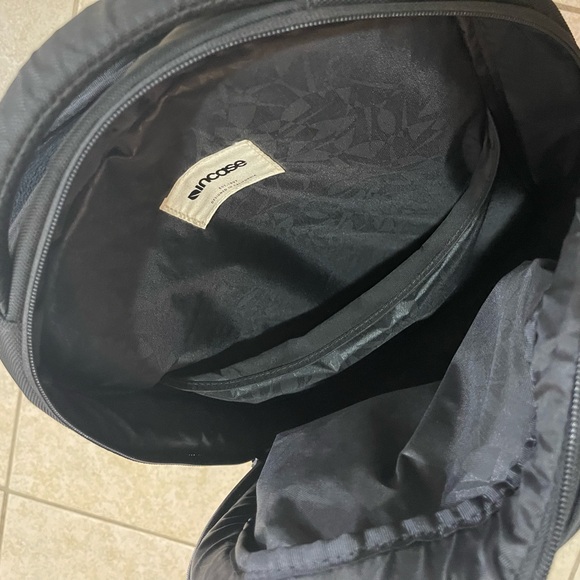 Incase Icon Slim Laptop Backpack (black) - Picture 5 of 5